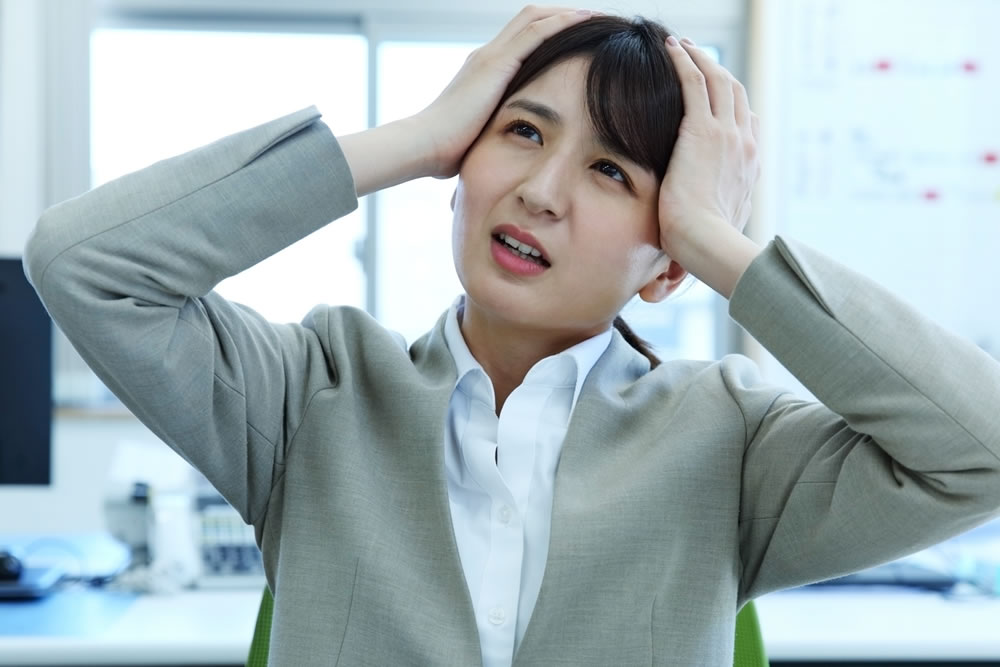 オフィスで焦っている女性