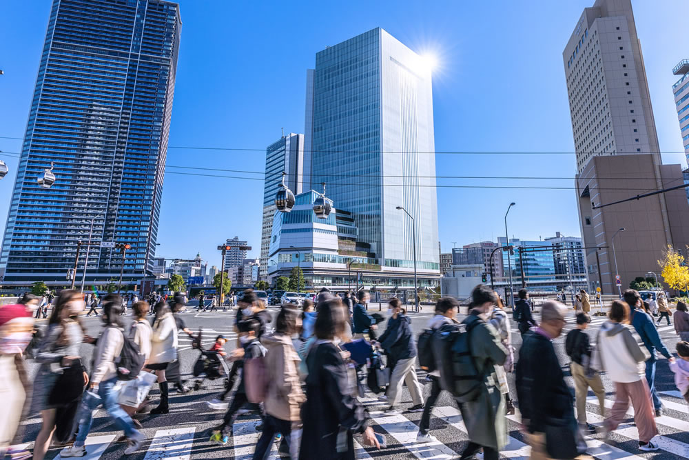交差点を歩いている人々
