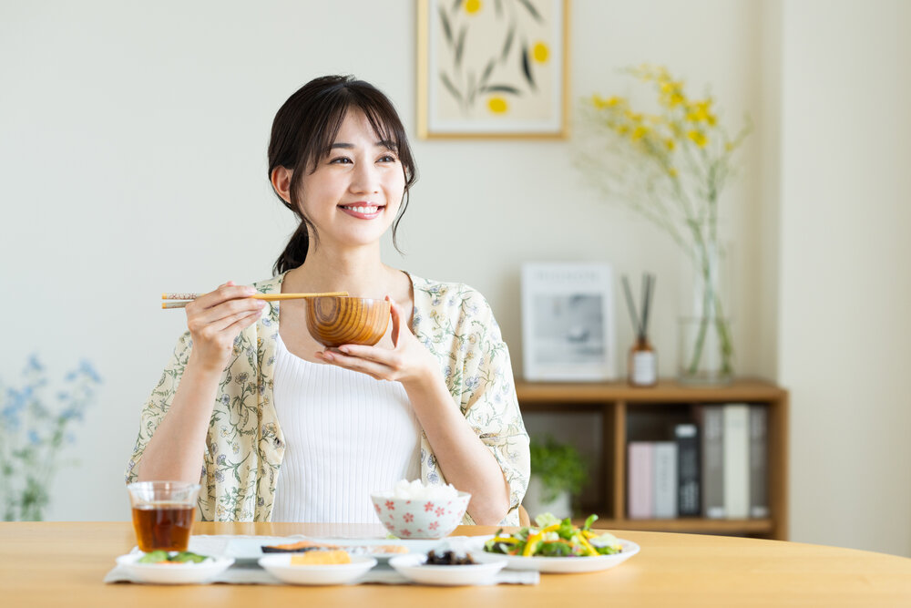 笑顔で食事をしている女性