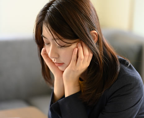 悩んでいる女性