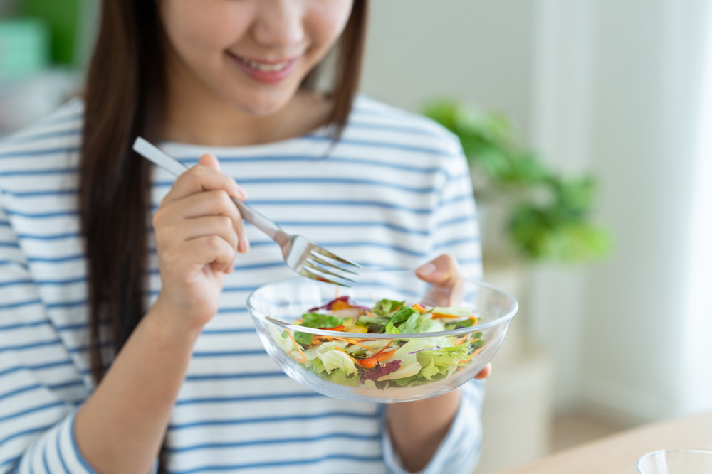 野菜を食べている女性