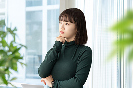 ビタミンCについて考えている女性