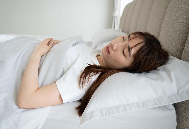 昼夜逆転生活の治し方は？ 体内時計のズレをリセットする方法を解説