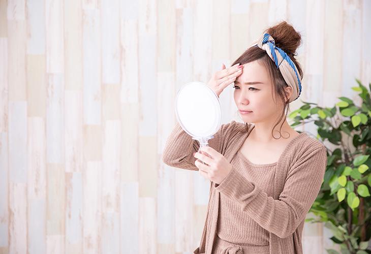 おでこニキビの原因と対策を紹介！ 繰り返すニキビにきちんとセルフケアしよう