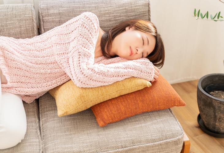 食べてすぐ横になるのは良くない？胃食道逆流症との関係や食後の理想的な過ごし方を紹介