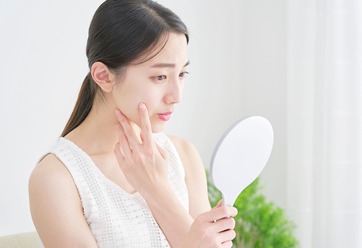 顔のむくみの原因とは？病気のサイン？マッサージなどの対策を解説