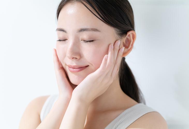 美白を目指すためには？白い肌のためのスキンケアや生活習慣の改善法を解説