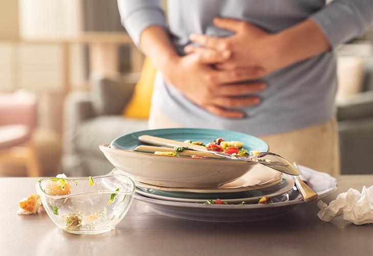 食べすぎた次の日の過ごし方｜翌日の食事や食べすぎによる症状への対処法も紹介