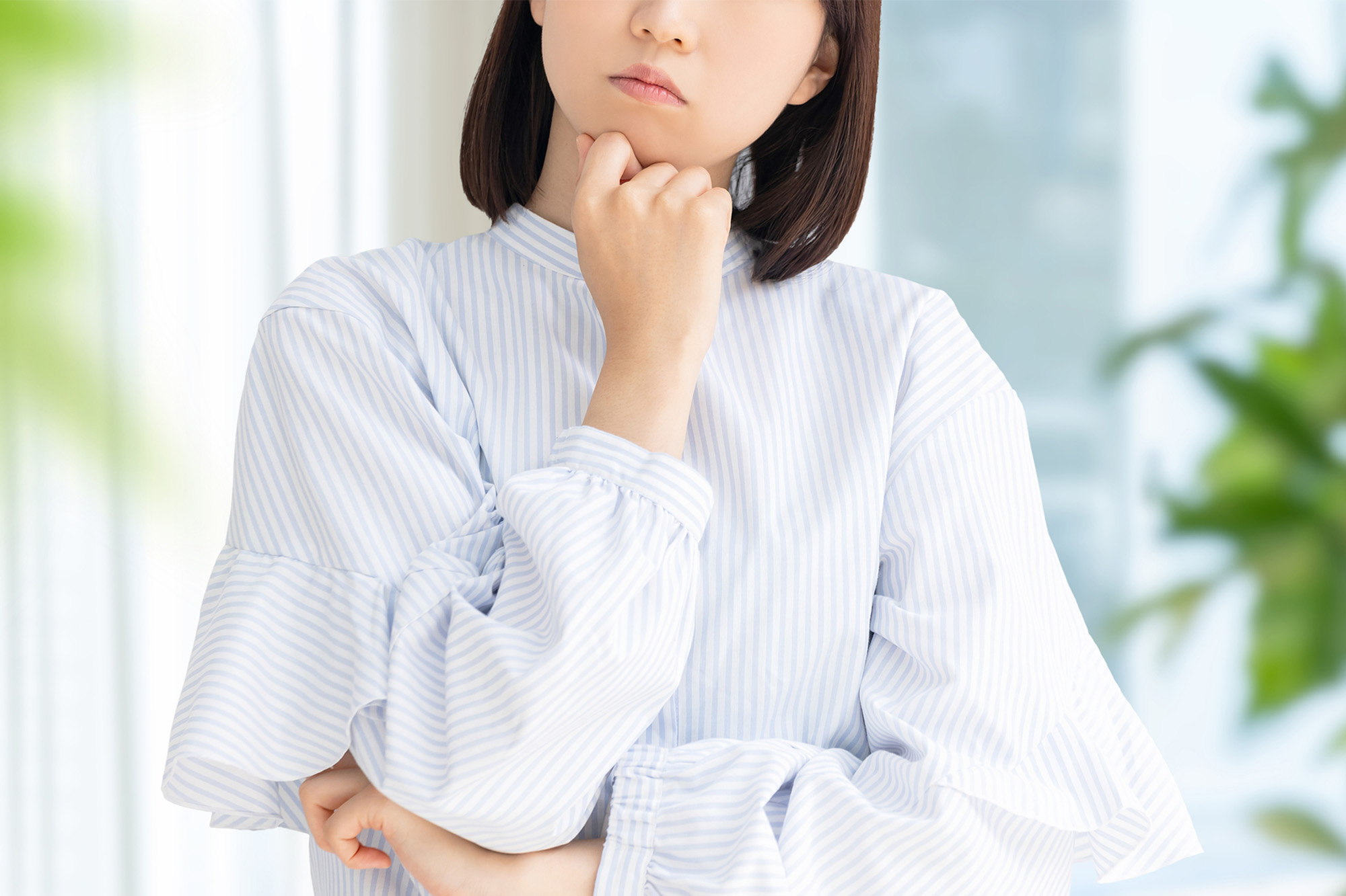 アフターピルについて考える女性
