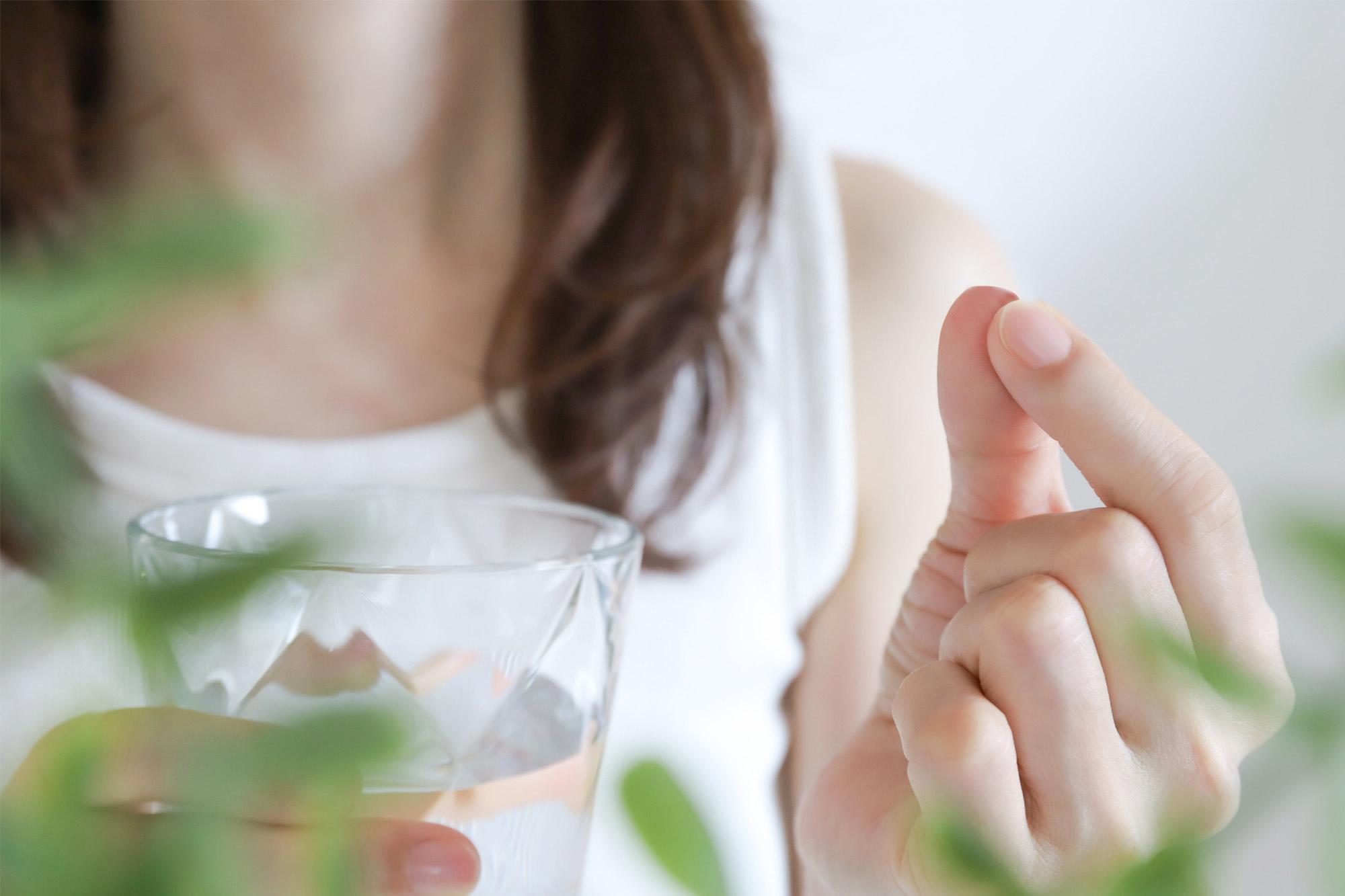 緊急避妊薬を飲んでいる女性