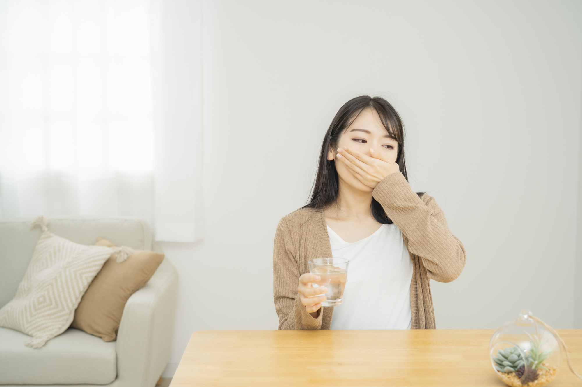 緊急避妊薬をのもうとしている女性