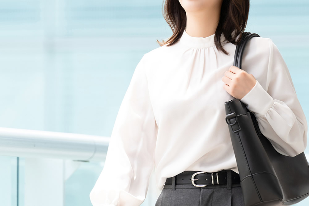 外出する女性