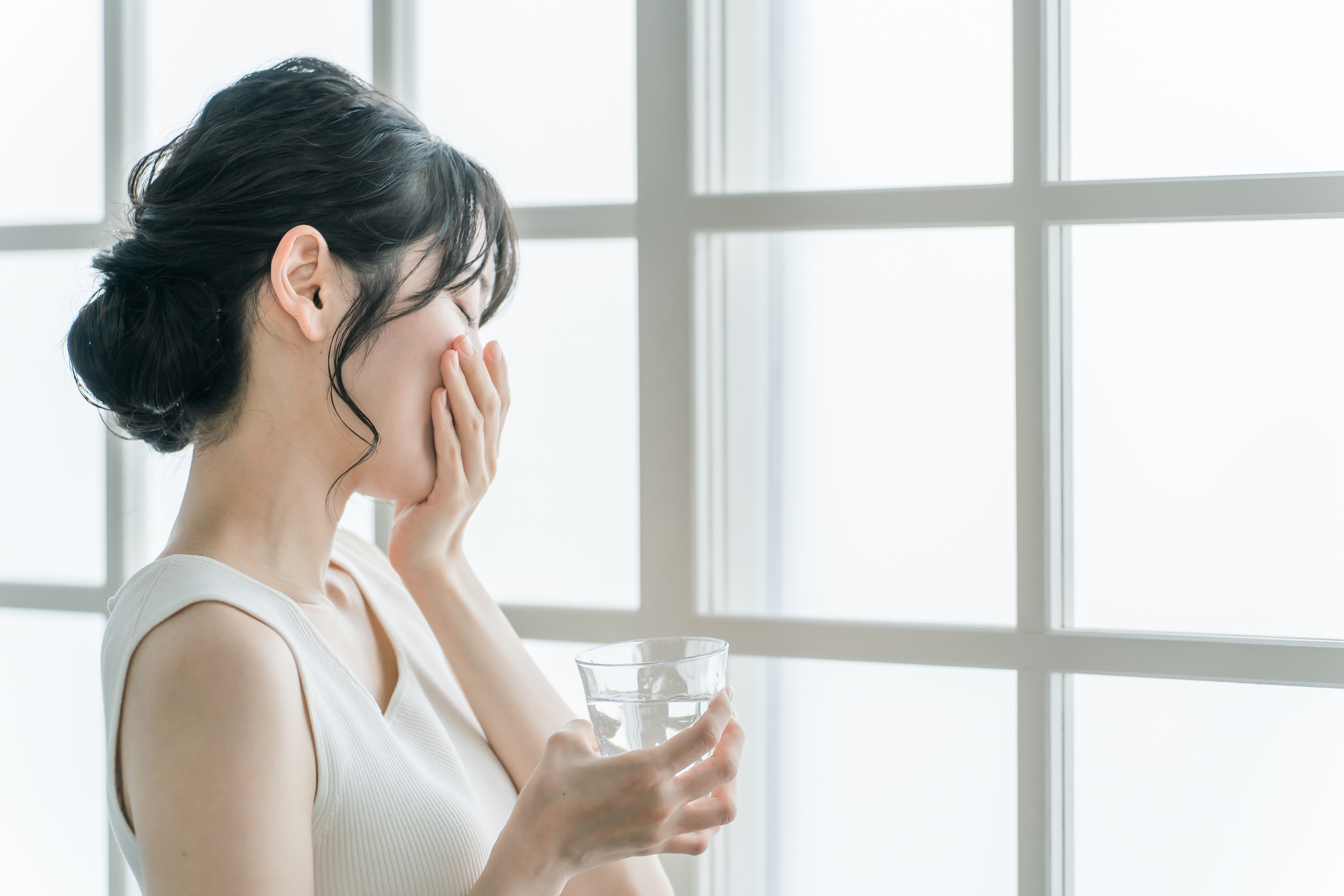 アフターピルをのんでいる女性