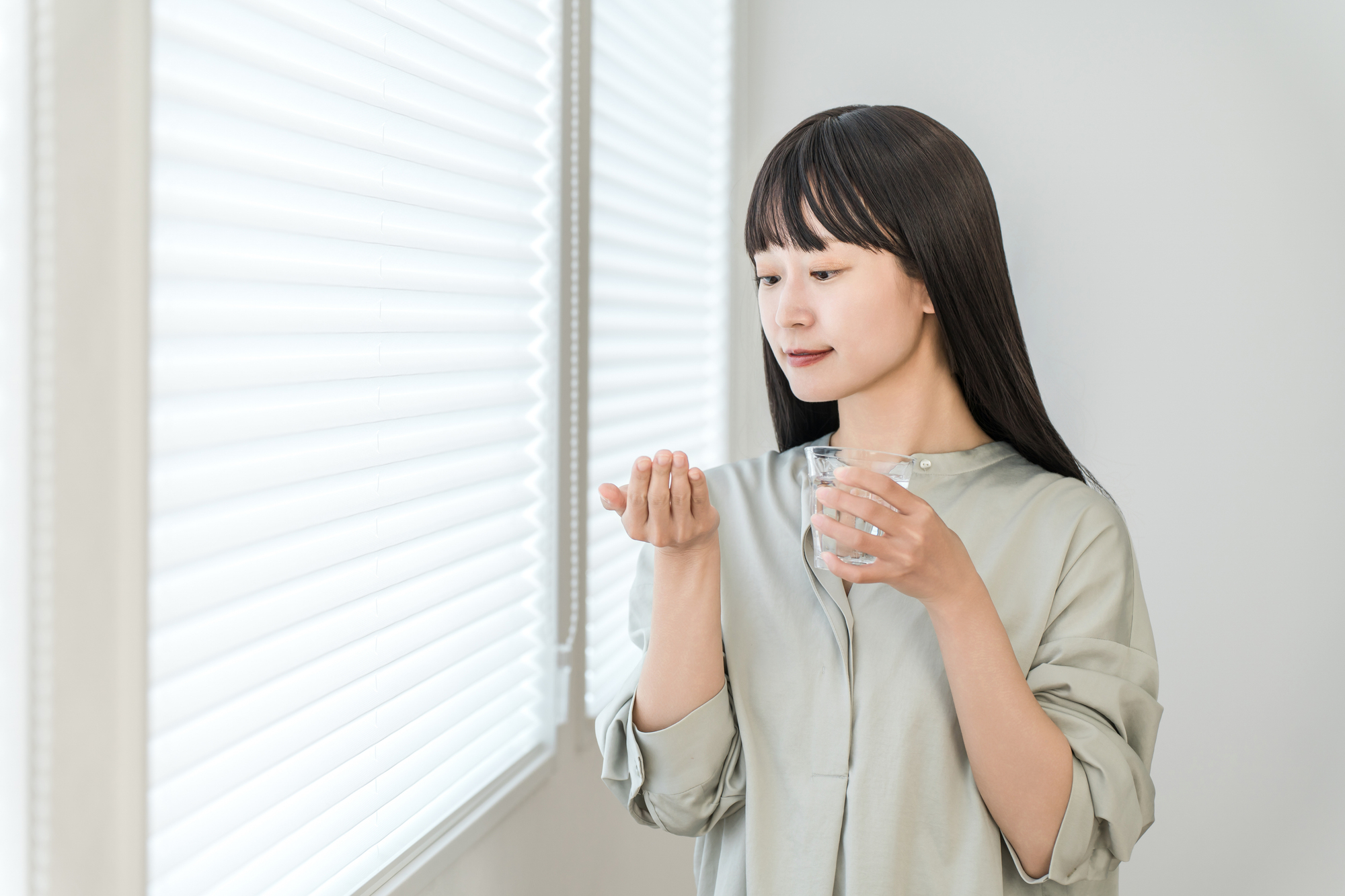 手のひらに緊急避妊薬をのせている女性