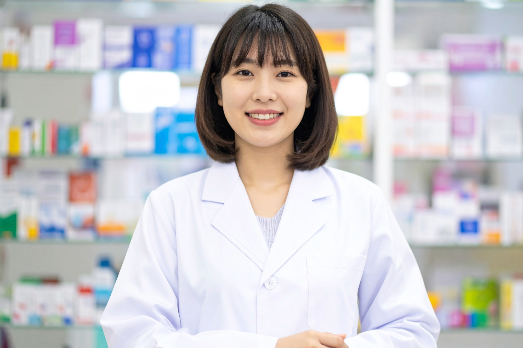 薬局で接客している薬剤師
