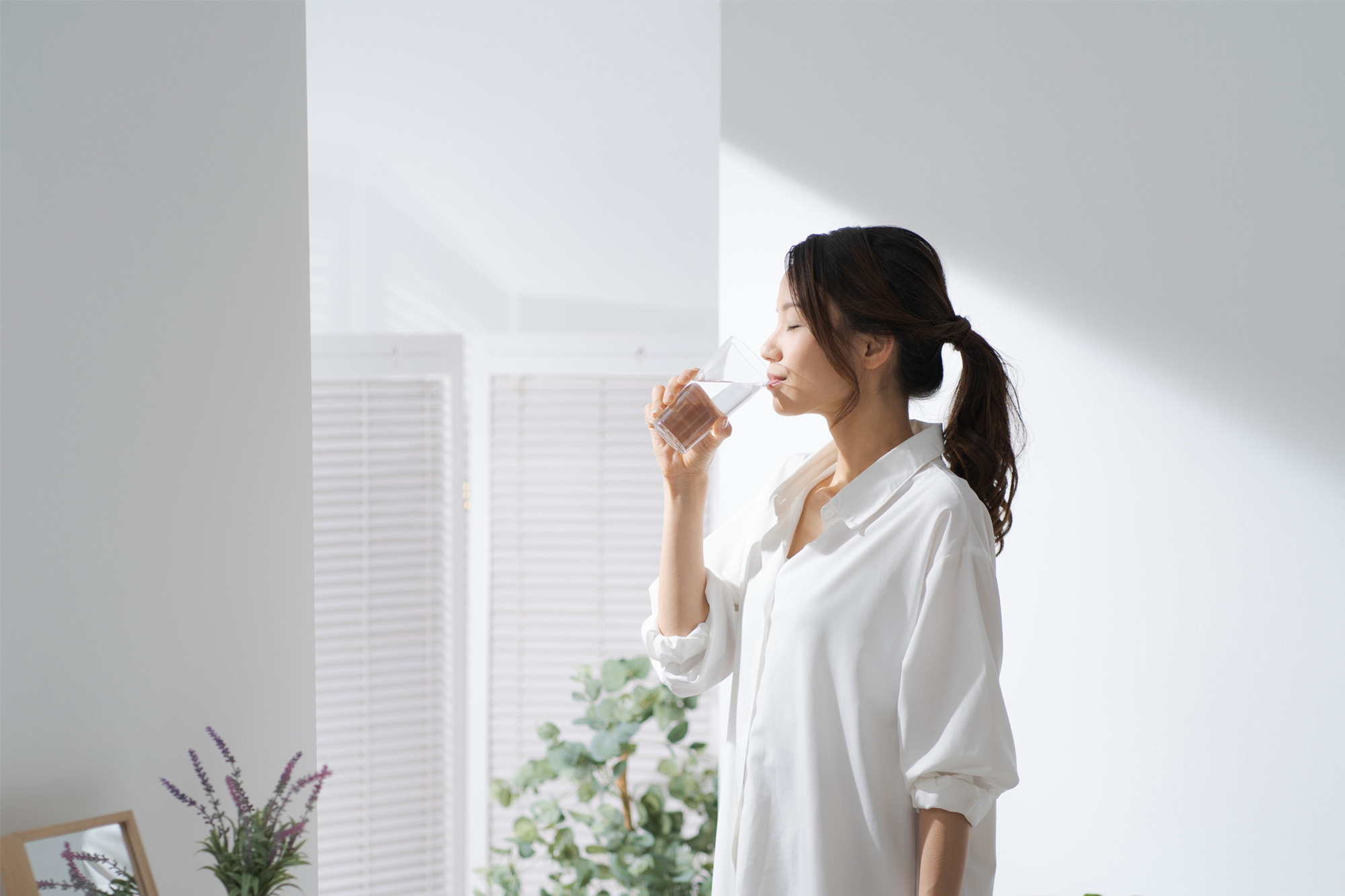 アフターピルを服用する女性