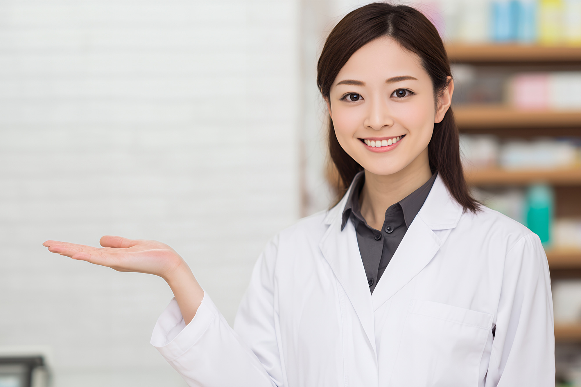 薬局で働いている女性の薬剤師