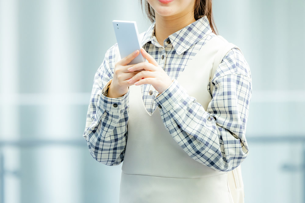 スマートフォンを操作する女性