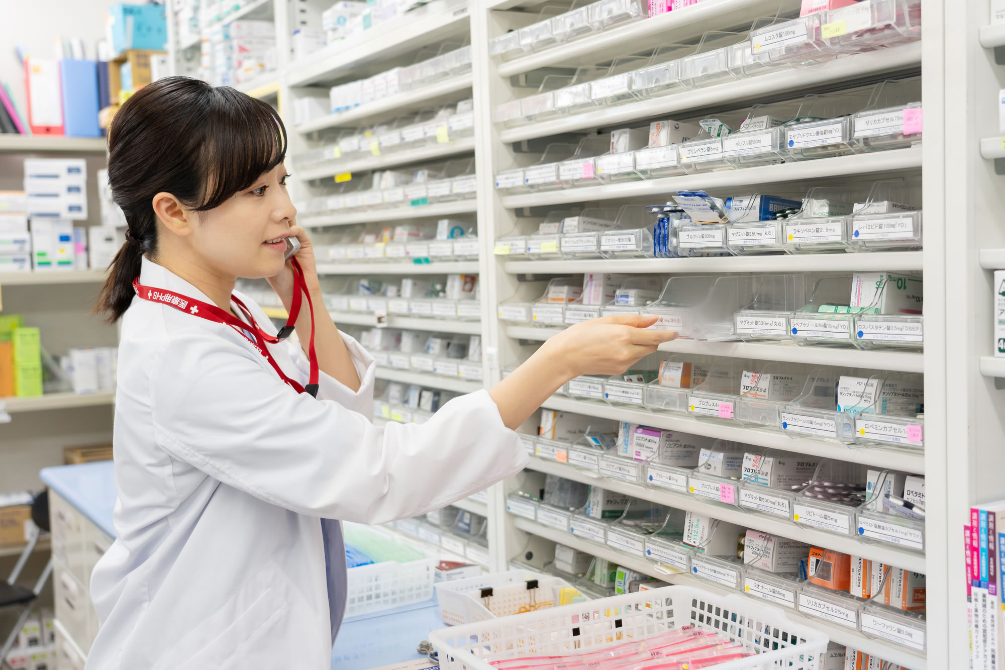薬局で薬を探している薬剤師