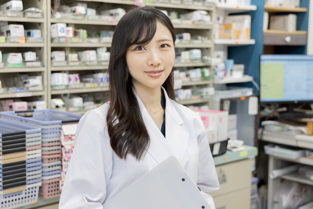 薬局の女性の薬剤師