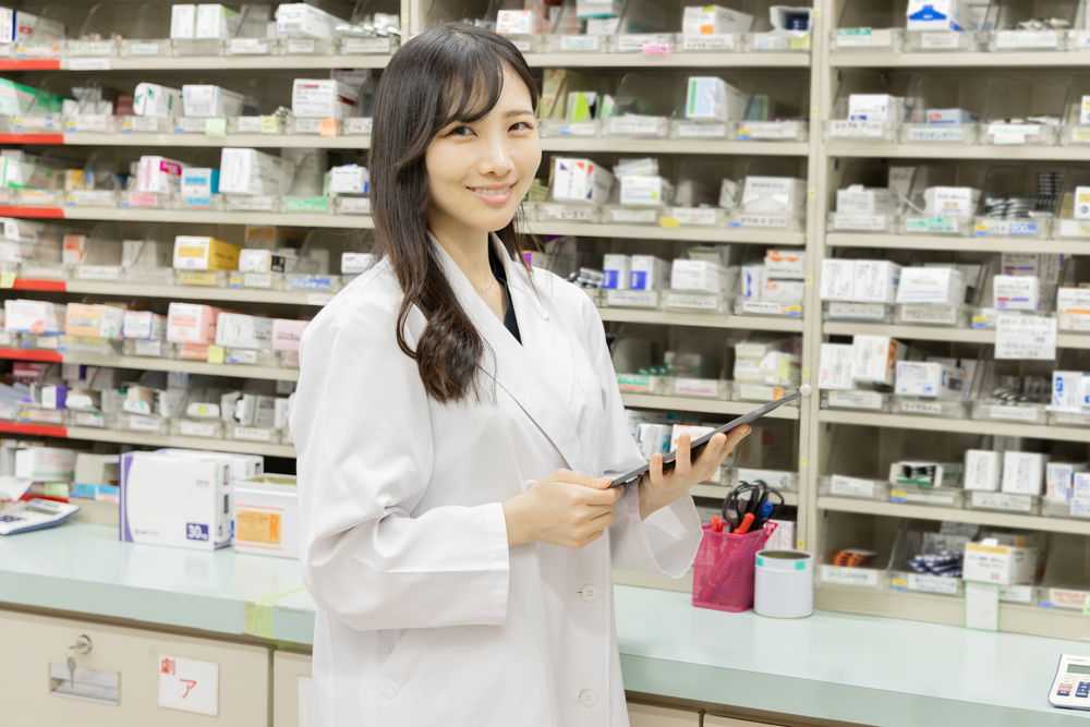 薬を探している女性の薬剤師