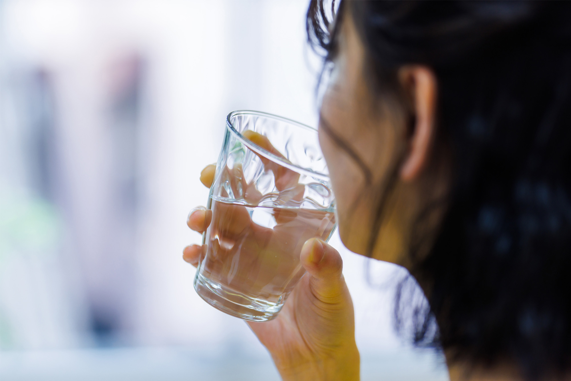 アフターピルを飲む女性