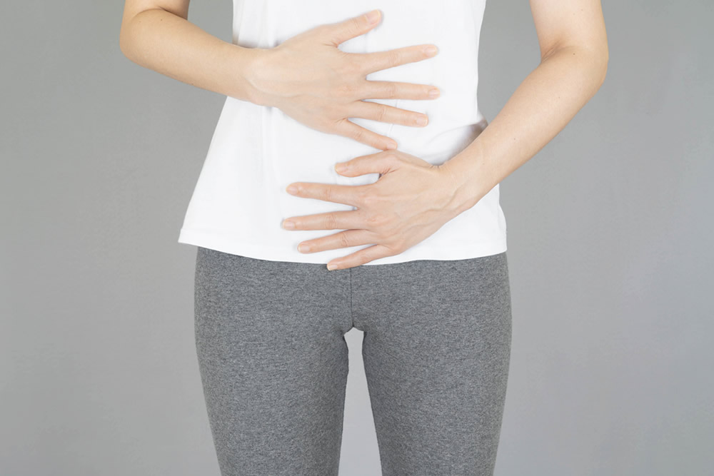 両手をお腹に添える女性