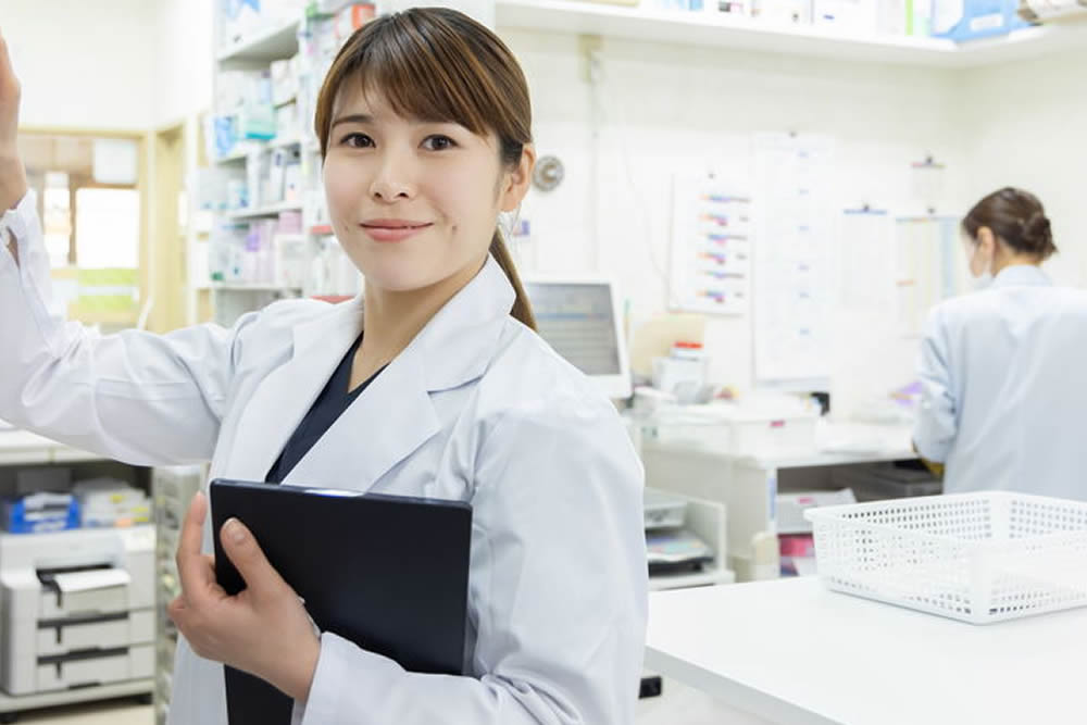 薬局でくするを探している薬剤師