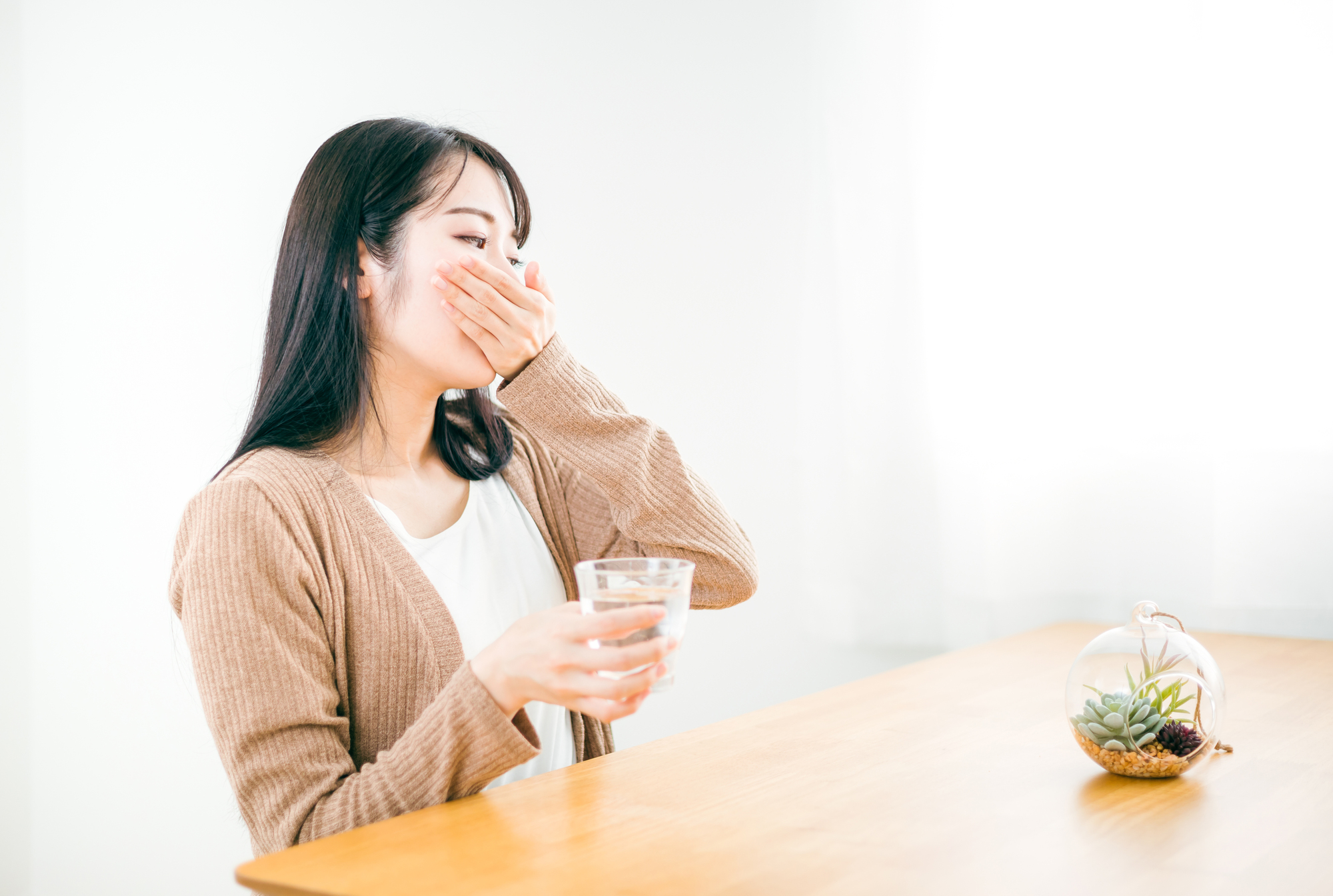 緊急避妊薬を飲もうとしている女性