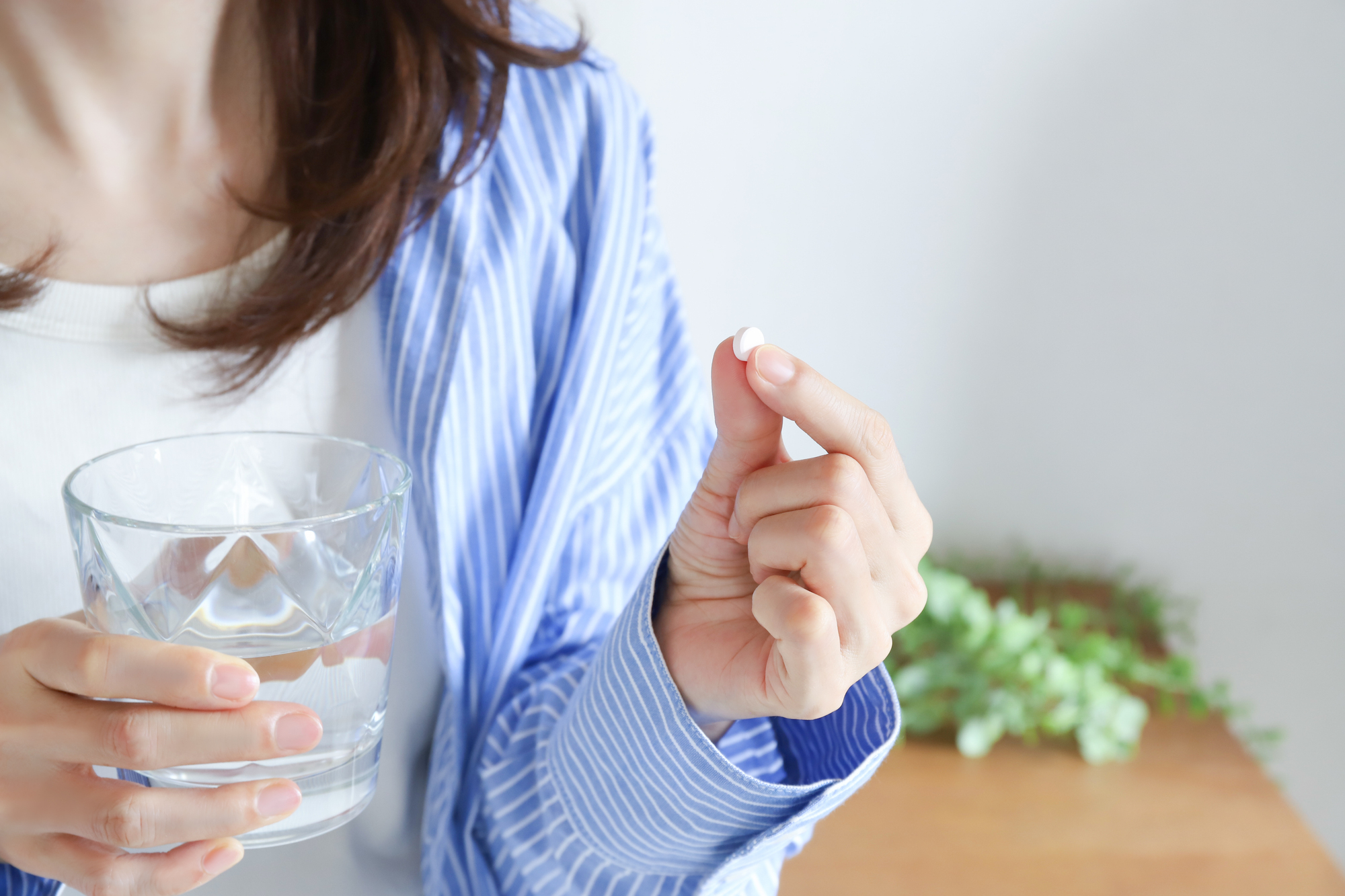 アフターピルを飲んでいる女性