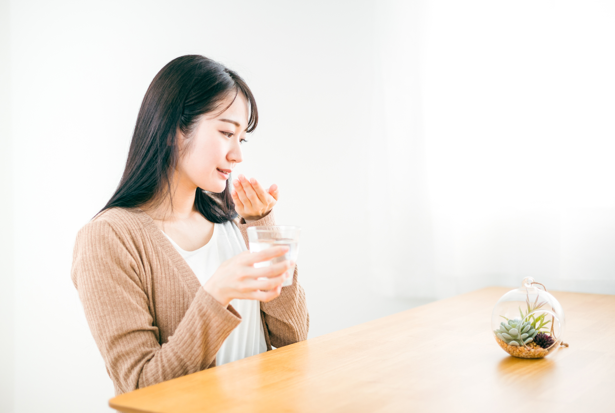 緊急避妊薬を飲んでいる女性