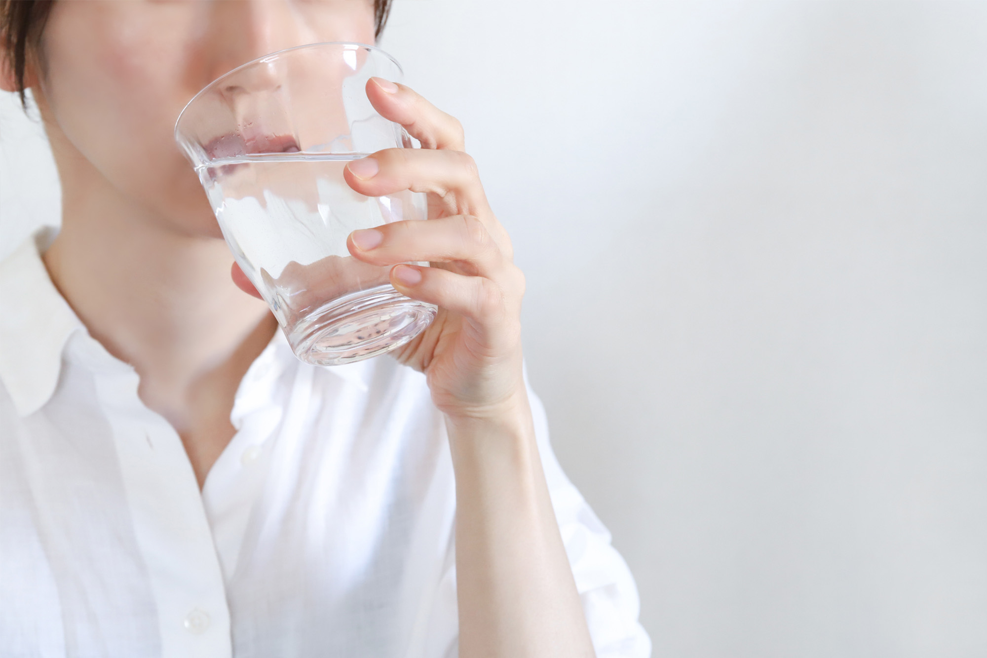 アフターピルを飲んでいる女性