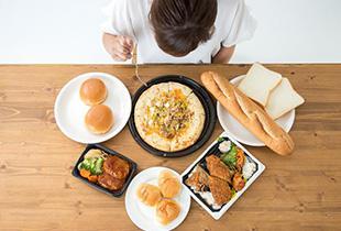 食べ過ぎて気持ち悪い、胃がむかつく…対処法や次の日の過ごし方を紹介