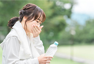 胃液が上がってくる原因とは？症状や逆流性食道炎との関連を解説