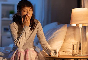 眠くなる方法ってあるの？眠れない夜に試したい対処法や眠れない原因を解説