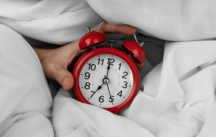 睡眠時間は何時間が理想？年齢別の目安や睡眠の質を向上させる方法を紹介