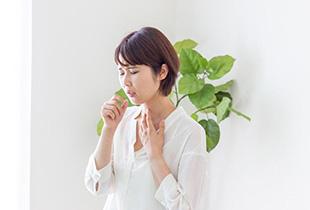 せき(咳)止めに効果のあるツボは？ つらい症状を和らげる方法を紹介