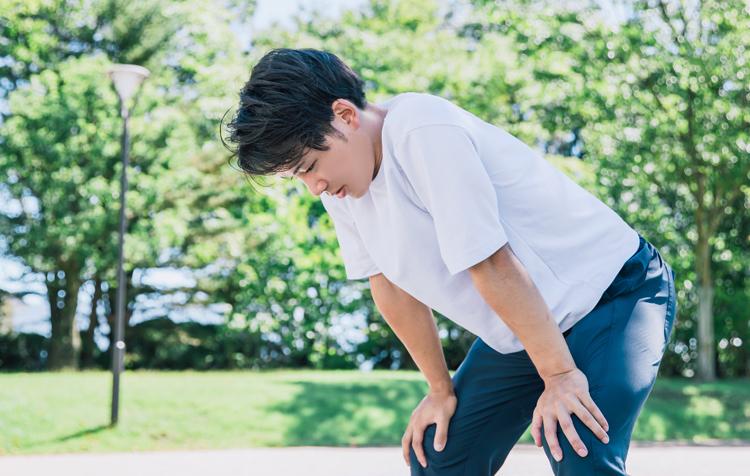 体力をつけたいのに疲れやすいことに悩む男性