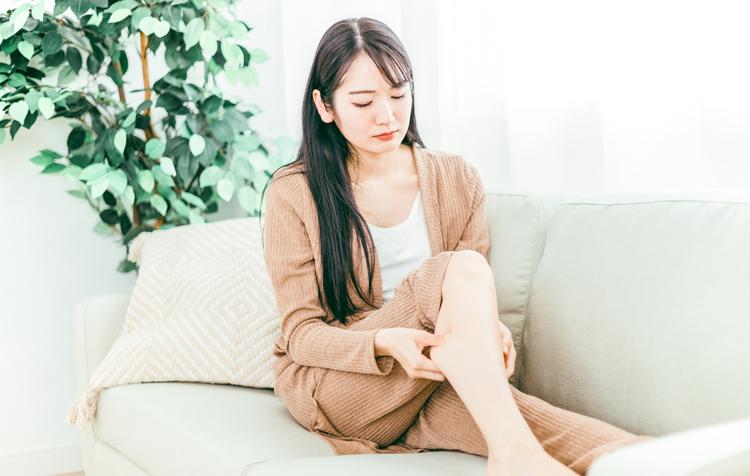 むくみを解消したい...脚のむくみの原因や予防法を解説！すぐにできるマッサージも紹介