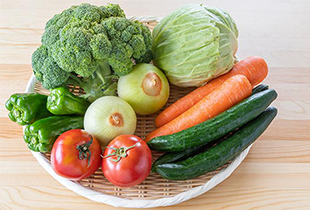 むくみを取るために重要な食べ物とは？ むくみ解消や予防の方法も紹介