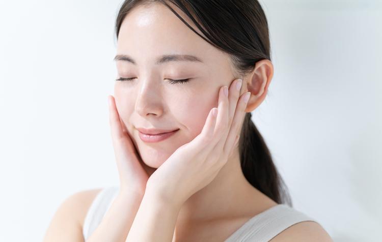 美白を目指すためにスキンケアをする女性
