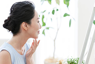 エイジングケアとは？何歳から必要？悩み別のケア方法や注目すべき成分を解説