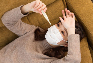 微熱かな？鼻水、のどの痛み…風邪と新型コロナウイルス感染症、インフルエンザの違い