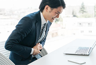 ストレスで胃は痛くなる？胃痛の原因や対処法、市販薬などについて紹介