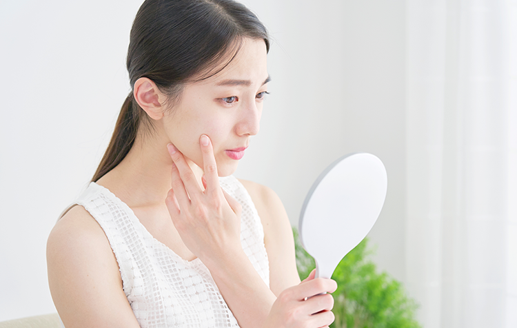 顔のむくみの原因とは？病気のサイン？マッサージなどの対策を解説