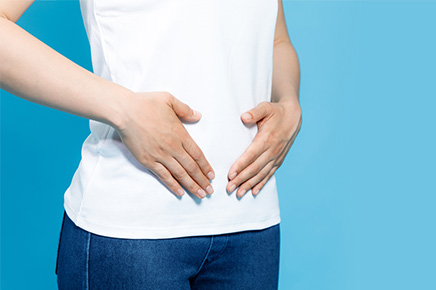 便秘になり、お腹を抑えている様子