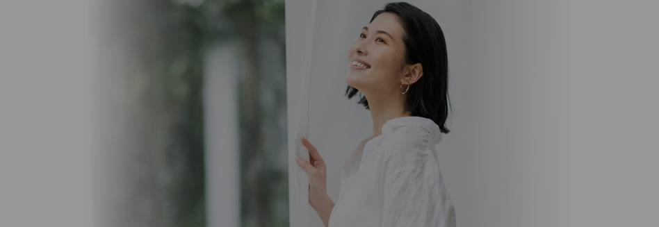 窓を見ながら笑顔の女性