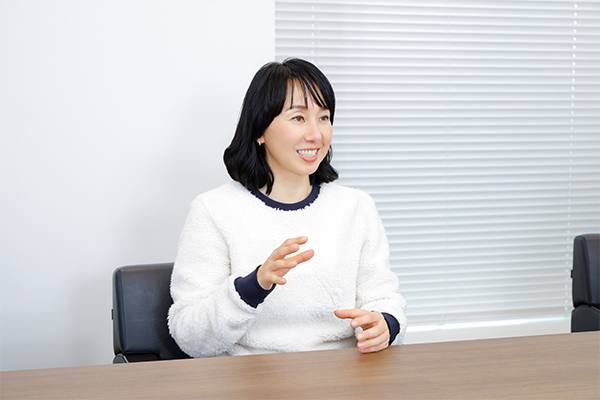 活動のきっかけを語る東尾理子さん