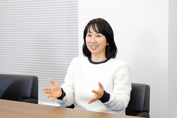 Care4Uについて熱心に語る東尾理子さん