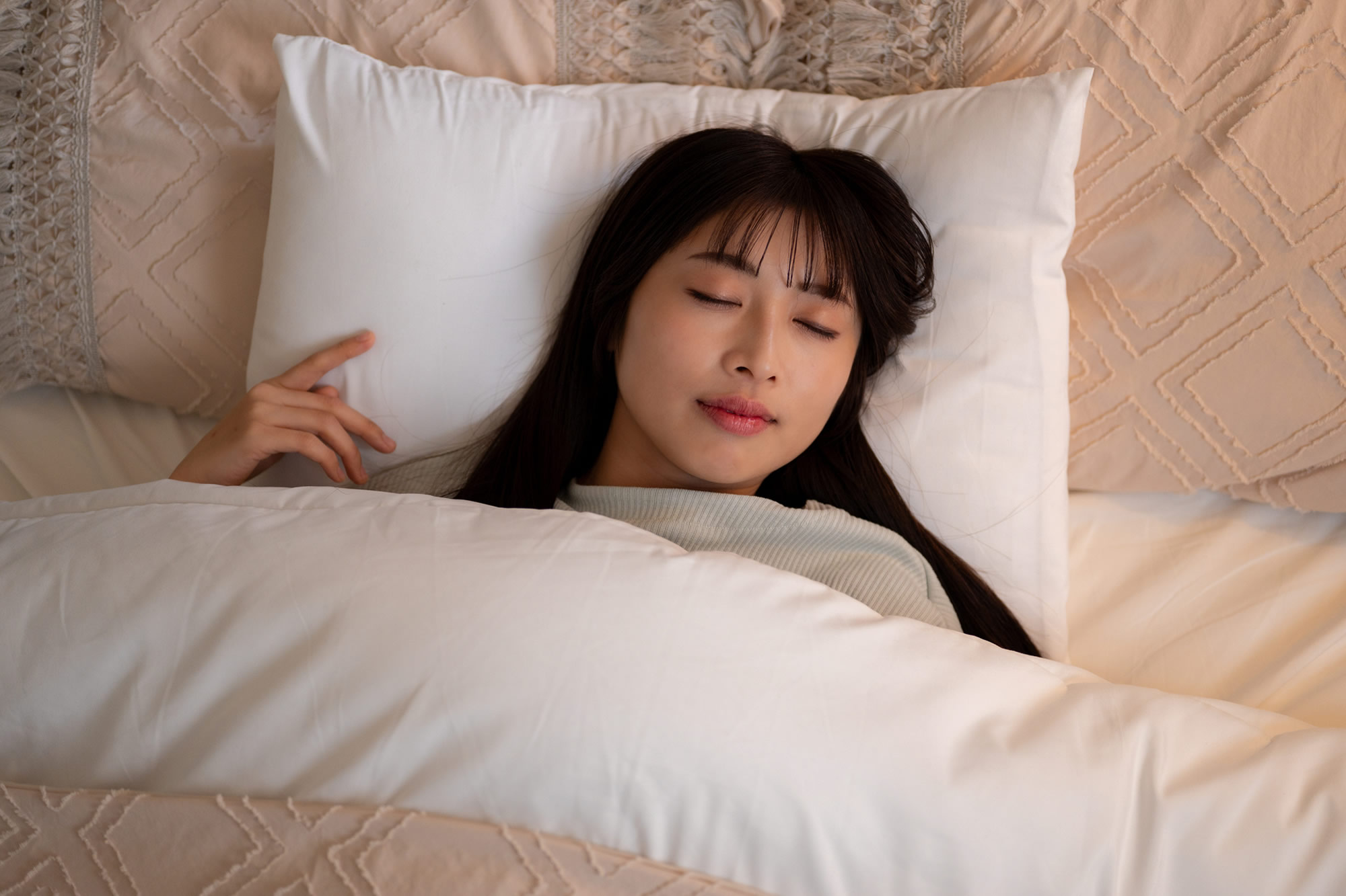 ベッドで寝ている女性.jpg